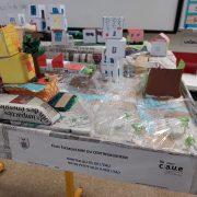 Photographie montrant le profil maquette de ville réalisée avec des matériaux de récupération.