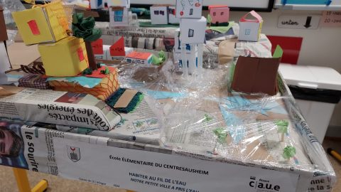 Photographie montrant le profil maquette de ville réalisée avec des matériaux de récupération.