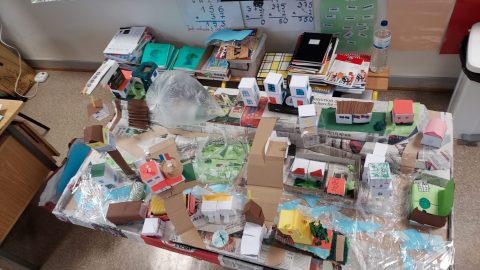 Photographie montrant une maquette de ville réalisée avec des cartons de récupération.